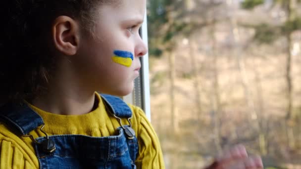 Close Retrato Criança Menina Pequena Chateada Com Bandeira Ucraniana Rosto — Vídeo de Stock