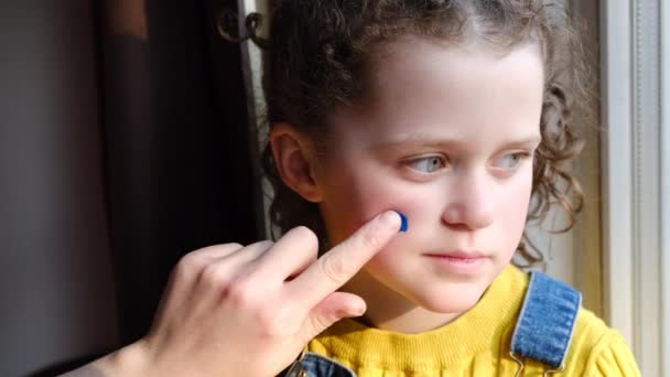 Close Mãe Irreconhecível Aplicando Rosto Filha Pintar Bandeira Ucrânia Com — Vídeo de Stock