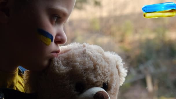 Criança Contra Guerra Menina Infeliz Com Bandeira Azul Amarela Cara — Vídeo de Stock