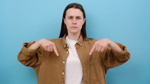 Vážná Mladá Žena Ukazuje Prstem Dolů Objednává Kontroluje Náročný Výsledek — Stock video