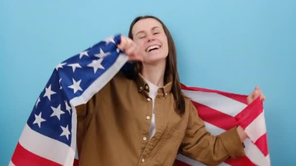 Munter Attraktiv Ung Kvinde Holder Usa Flag Skuldre Smiler Lykkeligt – Stock-video