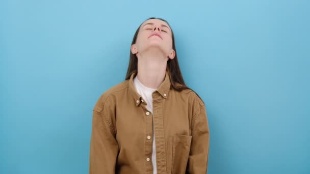 Mujer Caucásica Joven Deprimida Golpeando Frente Gesto Arrepentimiento Culpándose Misma — Vídeo de stock