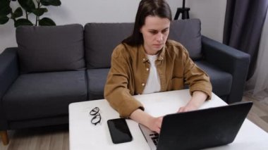 İş yerinde, girişimci, serbest çalışan ya da stres konseptinde öğrenci olan 20 'li yaşlardaki yorgun, üzgün, genç beyaz kadın yirmili yaşlarda uyuyakalıyor. Çok çalışan bir iş kadını.