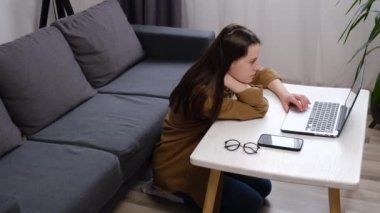 Çok çalışan bir iş kadını. Çalışırken dizüstü bilgisayar, dijital tablet ve akıllı telefon kullanarak masada uyuyan yorgun, bitkin, genç bir kadın. Girişimci, serbest çalışan ya da stres konseptinde öğrenci