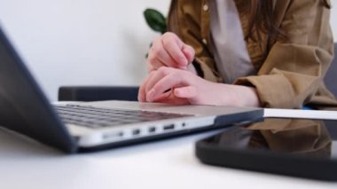 Dizüstü bilgisayardaki kadın ellerini kapat, ofiste çalışan kadın. İş kadını evde dizüstü bilgisayar kullanıyor. İş, serbest çalışma, uzak öğrenim, online buluşma, modern yaşam tarzı konsepti