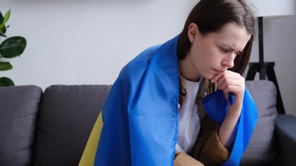 Primer Plano Triste Disgusto Deprimido Estresante Joven Mujer Cubierta Bandera — Vídeo de stock