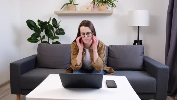 Stresli Genç Bir Kadın Kanepesinde Oturuyor Gözlüklerini Çıkarıyor Bilgisayar Yüzünden — Stok video