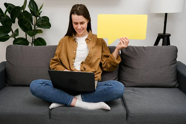 Happy Girl Holding Yellow Empty Blank Say Cloud Speech Bubble — Stock Photo, Image