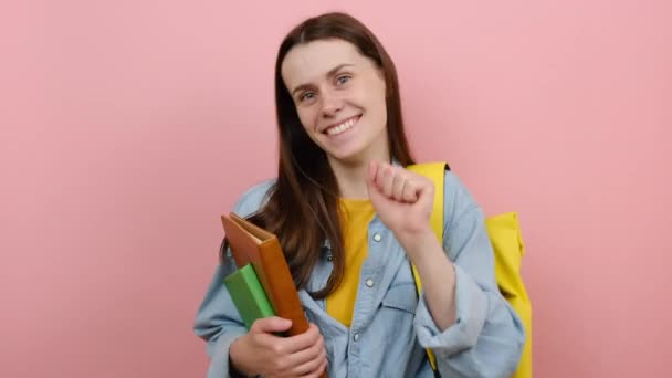 Hermosa Chica Sonriente Estudiante Adolescente Sostiene Libros Baile Resto Lleva — Vídeo de stock