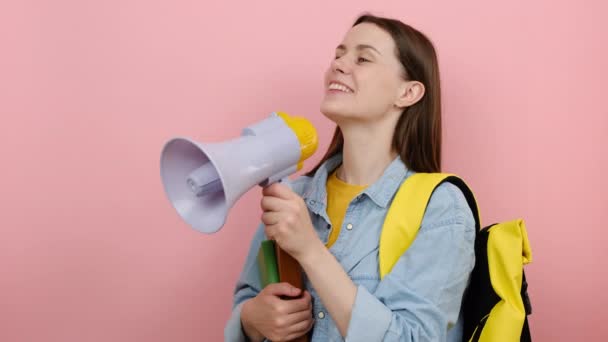 Organizatör Kız Yaşlardaki Öğrenci Portresi Gömlek Giyiyor Sarı Sırt Çantalı — Stok video