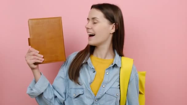 Retrato Chica Feliz Estudiante Adolescente Señalar Dedo Libro Mostrando Pulgar — Vídeo de stock