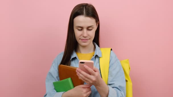 Portret Nastoletniej Uczennicy Trzymającej Książki Używa Telefonu Komórkowego Koszuli Żółtego — Wideo stockowe