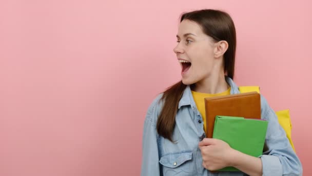 Portrait Smiling Girl Teen Student Wears Shirt Backpack Holding Yellow — Vídeo de stock