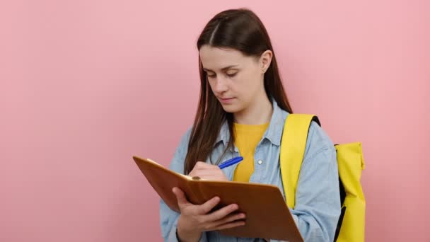 Portrait Pensive Girl Teen Student Wears Shirt Yellow Backpack Writing — Vídeo de stock