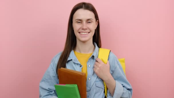 Porträt Eines Glücklichen Mädchens Teenager Student Halten Bücher Augenzwinkernd Trägt — Stockvideo