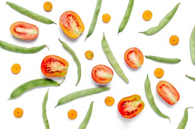 Beyaz stüdyo arka plan duvarında kayısı, domates ve havuçtan yapılmış yaratıcı bir düzen. Düz konum, üst görünüm, kopyalama alanı. Sağlıklı, alışveriş yapan yiyecek süpermarket konsepti