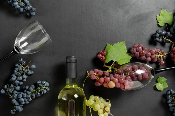 White Wine Bottle Two Wine Glasses Fresh Grapes Black Wood — Fotografia de Stock