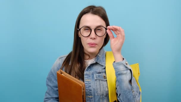 Retrato Niña Estudiante Adolescente Lleva Chaqueta Mezclilla Mochila Amarilla Sostiene — Vídeos de Stock