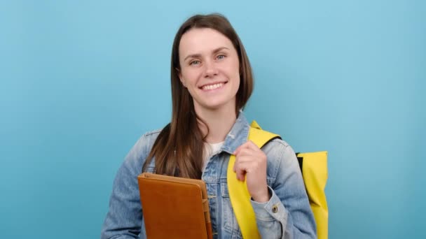 Retrato Menina Sorridente Adolescente Estudante Usa Jaqueta Jeans Mochila Amarela — Vídeo de Stock