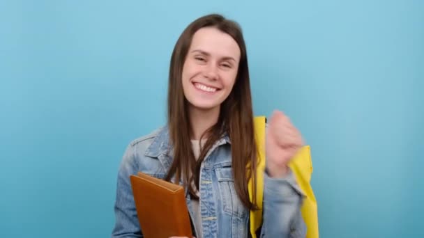 Wesoły Uśmiech Dziewczyna Nastolatek Student Trzymać Książki Taniec Reszta Nosi — Wideo stockowe