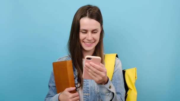 Portræt Sød Pige Teenager Studerende Holder Bøger Bruger Mobiltelefon Bære – Stock-video