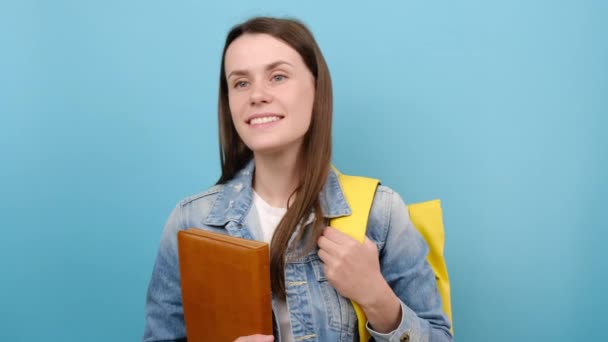 Retrato Chica Encantadora Estudiante Adolescente Usa Chaqueta Mezclilla Mochila Amarilla — Vídeo de stock