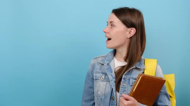 Portrait Lächelnde Teenie Studentin Trägt Jeansjacke Und Rucksack Mit Gelbem — Stockvideo