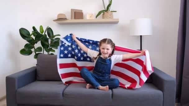 Joyeux Enfant Belle Petite Fille Avec Les Drapeaux Des États — Video