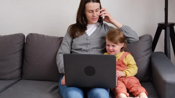 Zorgvuldige Jonge Freelance Moeder Bezig Met Multitasking Bespreken Zaken Telefoon — Stockvideo