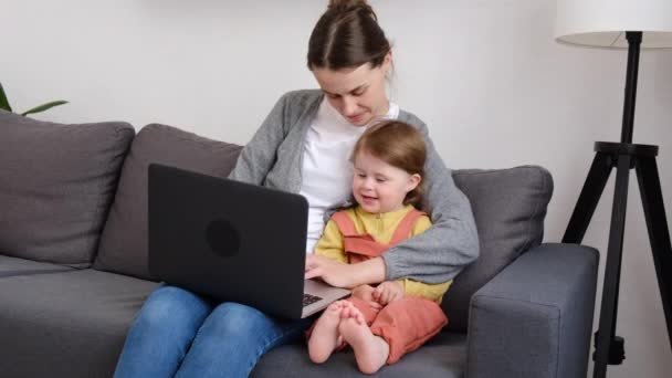 Feliz Madre Joven Linda Hija Que Divierte Comprando Línea Sentado — Vídeos de Stock