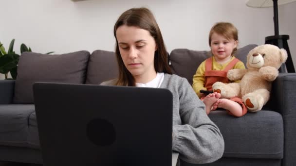 Jovem Mãe Feliz Envolvida Estudo Trabalho Remoto Casa Por Laptop — Vídeo de Stock