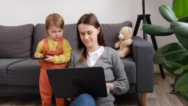 Happy Cute Giovane Madre Adorabile Figlioletta Utilizzando Diversi Gadget Giocare — Video Stock