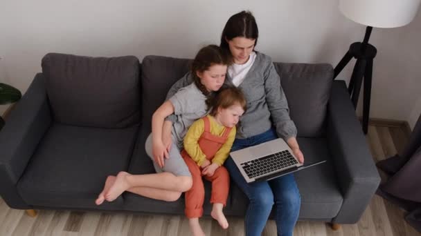 Rire Jeune Mère Deux Enfants Câlin Détendre Sur Canapé Gris — Video