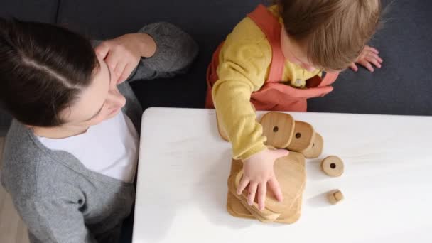 Bovenaanzicht Van Zorgzame Jonge Moeder Met Dochtertje Spelen Houten Blokken — Stockvideo