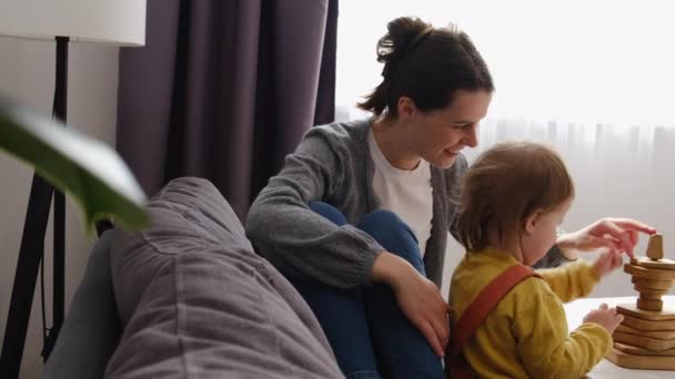 Feliz Madre Cariñosa Disfrutando Tiempo Libre Con Hija Pequeña Adorable — Vídeo de stock