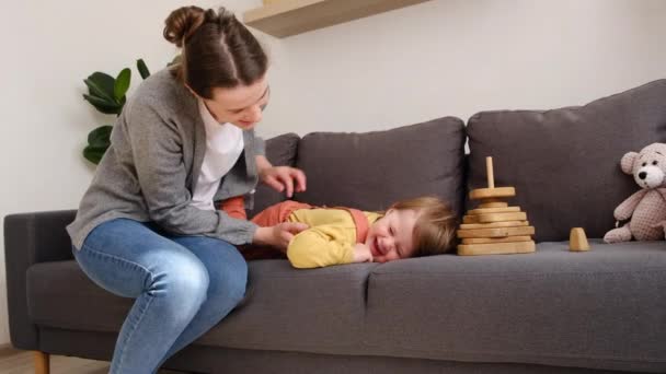 Lekfull Ung Mor Och Leende Litet Barn Som Har Roligt — Stockvideo