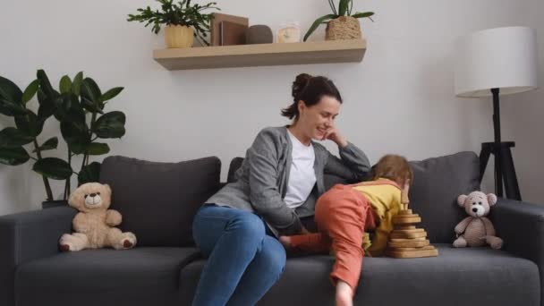 Lächelnde Junge Mutter Und Süße Entzückende Tochter Beim Guckspiel Glückliche — Stockvideo