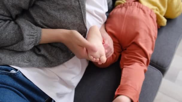Selektivt Fokus Oigenkännlig Ung Mamma Gör Baby Fot Massage Liggande — Stockvideo