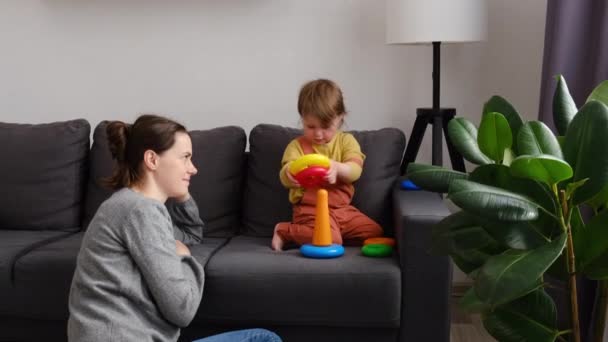 Glücklich Liebende Mutter Und Süße Tochter Spielen Lernspiele Mit Plastikspielzeug — Stockvideo