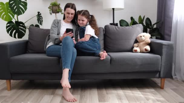Щаслива Мама Мила Дочка Розважаються Допомогою Мобільного Телефону Молода Няня — стокове відео