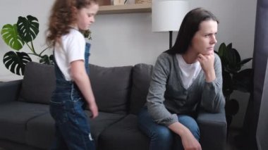 Şefkatli küçük kızın sarılmasına, genç anneyi sakinleştirmesine, evdeki gri koltukta oturmasına, üzgün annesini teselli etmesine, sevgisini ve desteğini dile getirmesine. Psikolog konsepti
