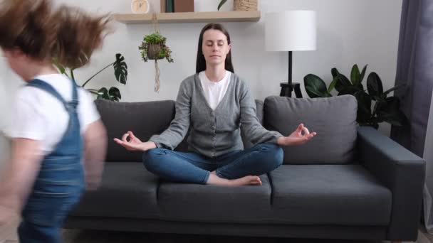 Stresszmentes Koncepció Fiatal Anya Kényelmes Kanapén Otthon Meditál Lótuszpozícióban Lánya — Stock videók