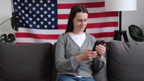 Улыбающаяся Женщина Читает Сообщение Мобильного Экрана Смотреть Видео Приложении Поисковых — стоковое видео