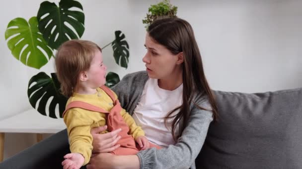 Close Van Bezorgd Jong Moeder Troostende Troostende Omhelzing Huilen Klein — Stockvideo