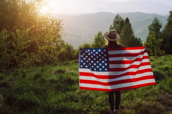 Patriot Jonge Kaukasische Vrouw Met Hoed Achtergrond Zomer Bergen Tijdens — Stockfoto