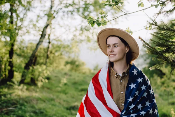 Porträtt Leende Ung Kvinna Beige Hatt Håller Stor Usa Usa — Stockfoto