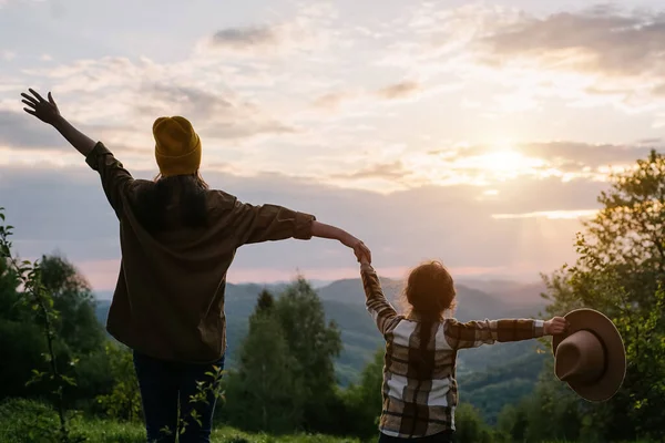 Silhuett Ung Mor Och Liten Dotter Unge Hoppar Och Viftar — Stockfoto