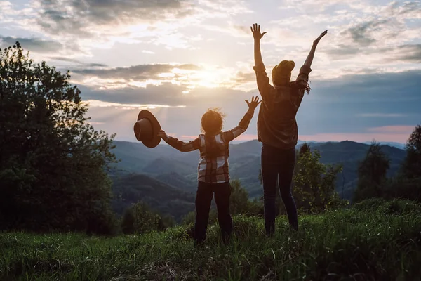 Silhuett Roliga Unga Mor Och Liten Dotter Hoppar Och Viftar — Stockfoto