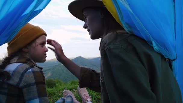 Kamp Çadırında Oturan Sevimli Küçük Kızı Olan Şefkatli Genç Bir — Stok video