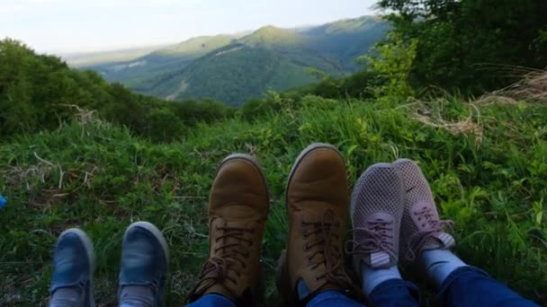 背景为山水秀丽的父母和女儿的特写镜头 远足家庭享受假期旅行探险喀尔巴阡山脉 流浪欲望概念 — 图库视频影像
